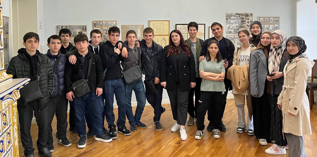 Студенты Техникума дизайна посетили выставку — показ научного архива известного дагестанского исследователя и искусствоведа Парука Дебирова «Атлантида Парука»