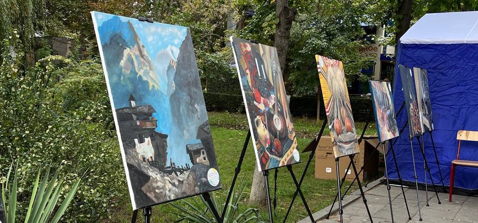 Выставка работ студентов Техникума, приуроченная ко Дню города, в сквере имени Сулеймана Стальского (Родопском бульваре)